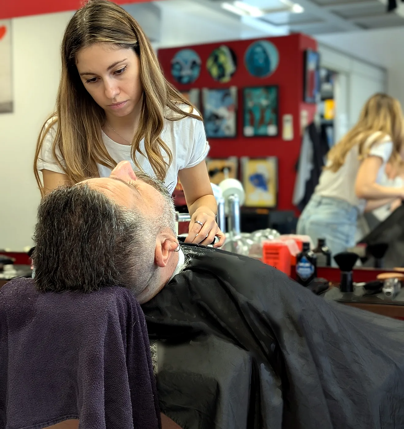 Modellatura della barba alla poltrona del barbiere