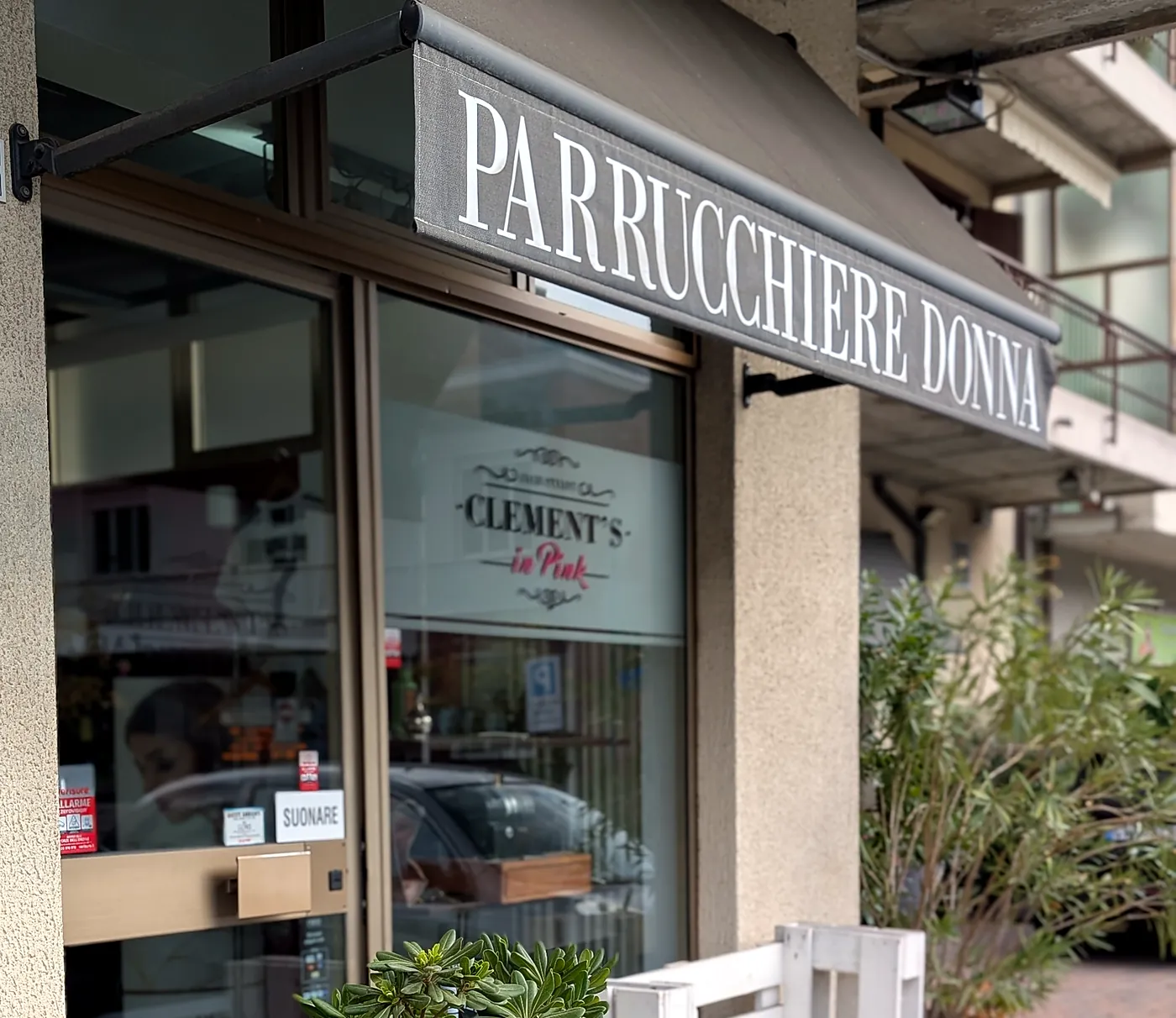 L'ingresso di Clement's in Pink, parrucchiere donna