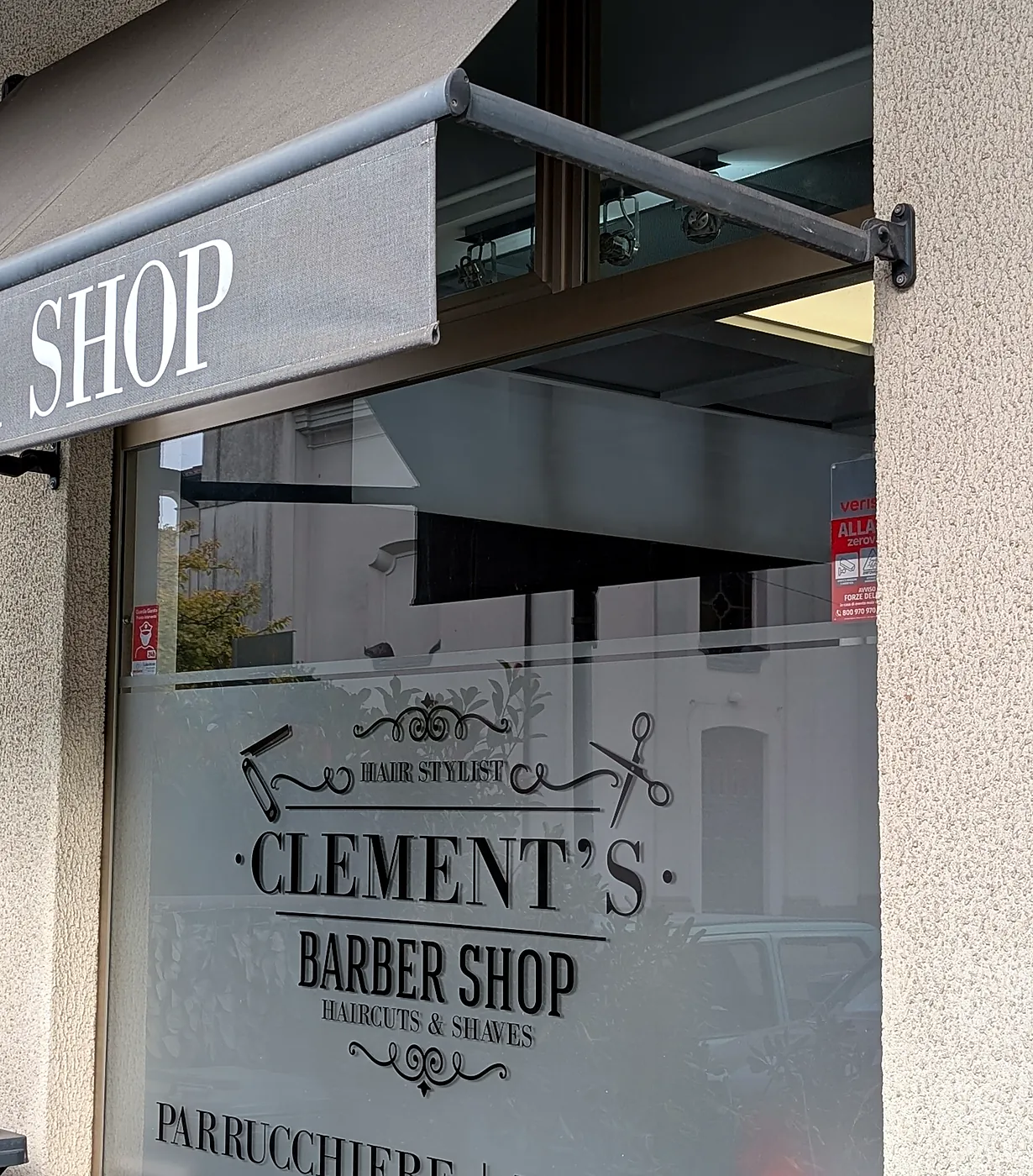 La vetrina con il logo di Clement's Barber Shop